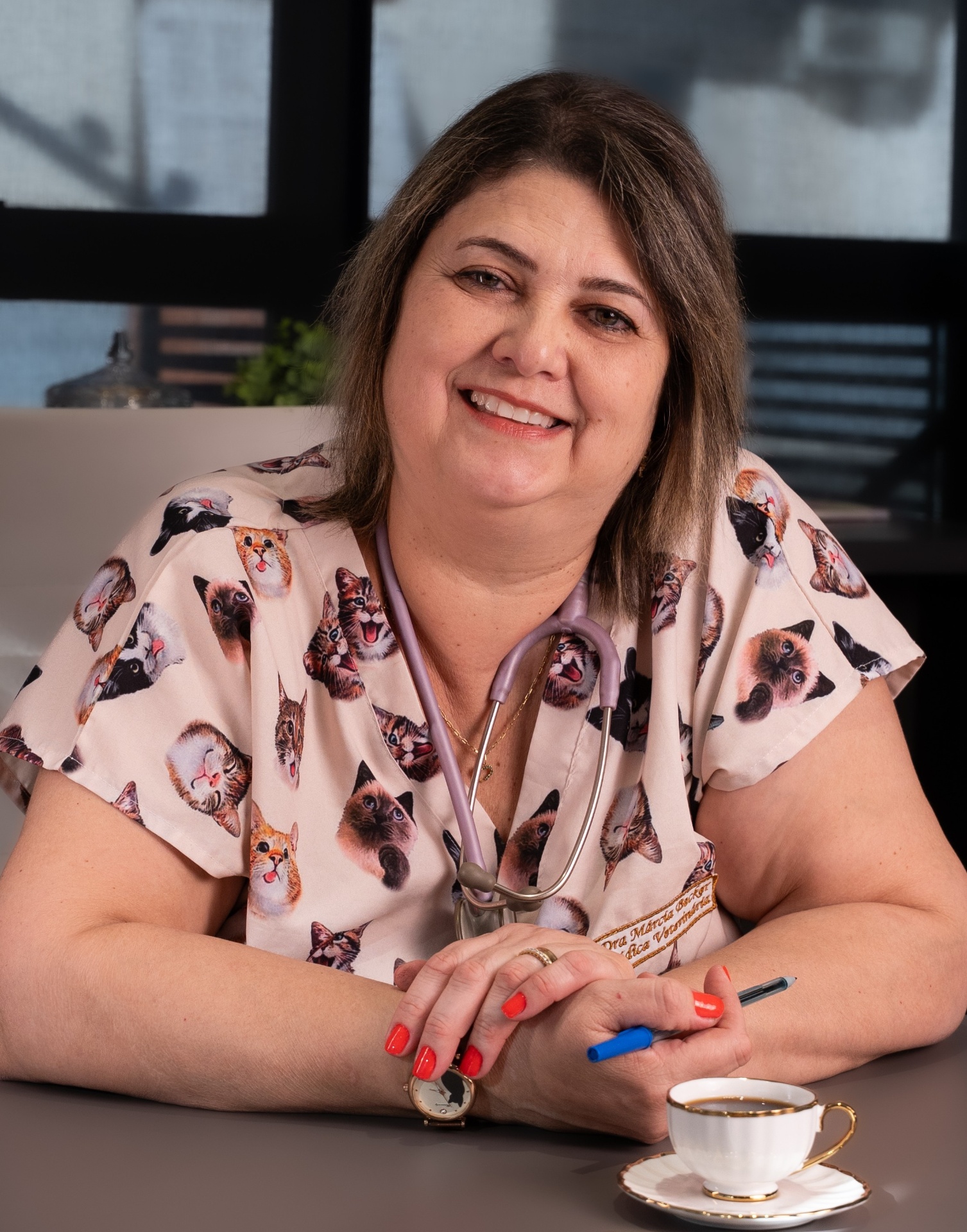 Dra. Márcia Becker segurando um filhote de gato
